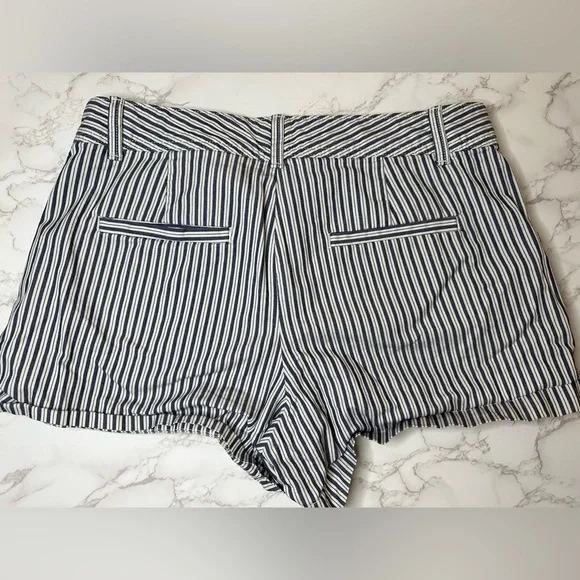 Striped shorts - Picture 4 of 4